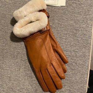 Women gloves. Chestnut color. Leather outside, cashmere inside with white fur.
